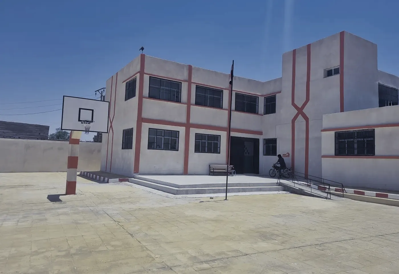 مدرسة بعد إعادة تأهيلها